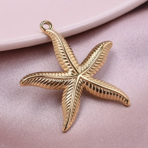 Pendentif étoile de mer en acier inoxydable doré 18 carats sur soie rose douce