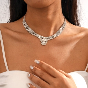Gros plan du collier étincelant à plusieurs rangs de strass avec pendentif goutte