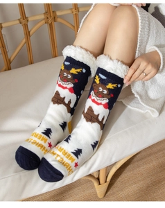 Détail de chaussettes de Noël douces avec motifs rennes et doublure polaire