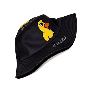 Dettaglio di un cappello alla pescatora nero con papera gialla e scritta GOT ANY GRAPES