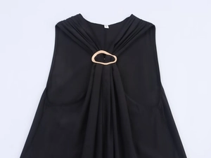 Nahaufnahme des schwarzen Halter-Tops mit goldenem Metallring und Etikett in Größe S