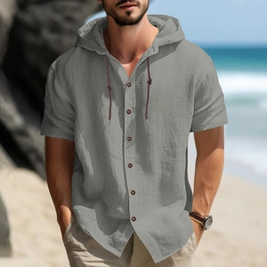 Camisa de lino gris para hombre con capucha y manga corta en un fondo de playa soleada