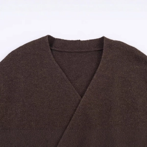 Cardigan in maglia marrone scuro con scollo a V e cintura per un look donna minimalista