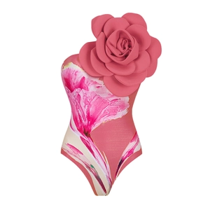 Detailansicht der 3D-Rosendekoration und des Blumendrucks auf einem rosa Badeanzug