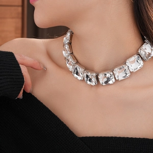 Dettaglio di un'elegante collana con grandi cristalli quadrati su base argentata