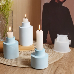 Moule en silicone pour bougeoirs cylindriques avec support en plâtre et bougie allumée