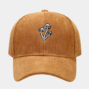 Dettaglio del ricamo a fungo sulla texture del cappello in velluto a coste marrone
