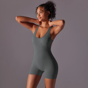 Détail d'un combishort de yoga sans couture gris avec dos nu et texture côtelée