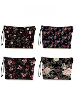 Lot de quatre trousses à maquillage à fleurs avec fermetures éclair et dragonnes en vue 2x2