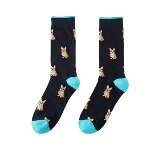Détail de chaussettes en coton bleu marine avec motifs corgi, talons et pointes bleu ciel