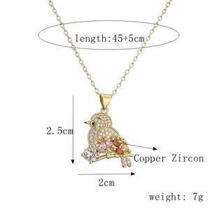 Detail der Vogel-Halskette mit bunten Zirkon-Steinen und Kupfer-Material in Gold