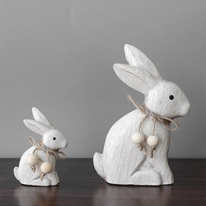 Rustieke witte houten konijnenfiguren met jute strikken voor Pasen tuin en huis decor