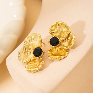 Vintage flower earrings with emerald green stone in gold-plated stainless steel