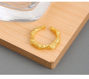 Dettaglio della trama a lava dorata sull'anello regolabile in argento 925 puro