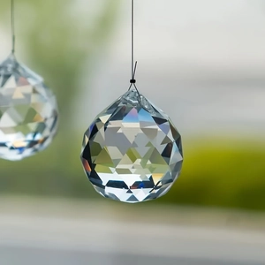 Pendente a sfera in cristallo K9 sfaccettato acchiappasole con riflessi arcobaleno