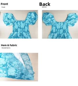 Vue détaillée de la robe fleurie bleue avec poitrine smockée et manches bouffantes doublées
