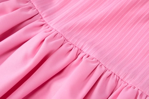 Détail de maille côtelée rose avec textures à volants et coutures de haute qualité