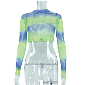 Haut court en maille filet tie-dye à manches longues avec motifs bleus et verts