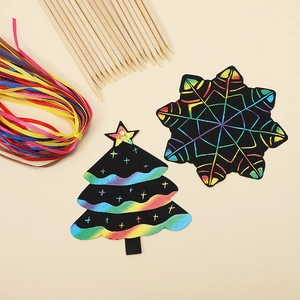 Kit de cartes à gratter de Noël DIY avec ornements arc-en-ciel et stylets en bois