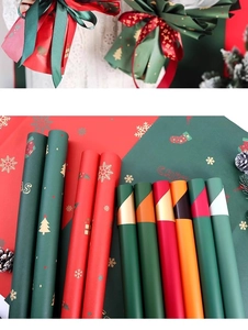 Vue détaillée du papier cadeau de Noël étanche avec motifs de sapins et flocons de neige