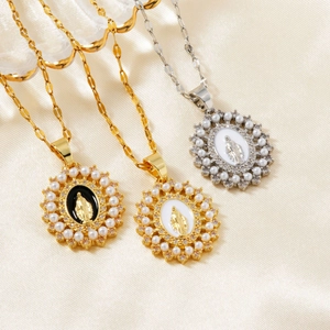 Colliers Vierge Marie en zircon avec perles et cristaux sur satin de soie champagne