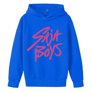 Détail d'un sweat à capuche bleu pour enfant avec lettrage rose SAJA BOYS style urbain