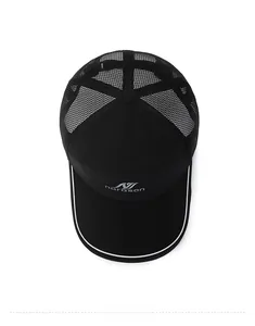 Vue de dessus d'une casquette de baseball noire avec logo narason et bordure blanche
