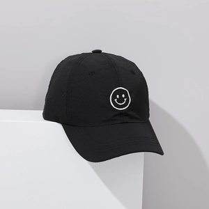 Détail de la casquette séchage rapide pour enfant avec broderie smiley et trous d'aération