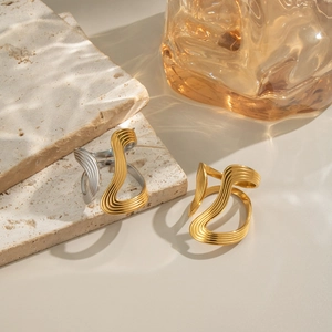 Anelli minimalisti a onde irregolari in oro 18 carati e argento su base di pietra