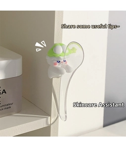 Detalle de espátula para crema translúcida con lindo mango de diseño de caricatura