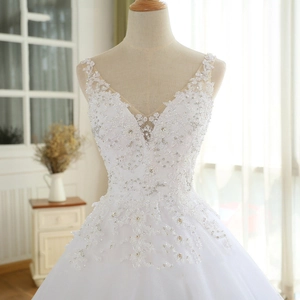 Robe de mariée élégante en dentelle blanche avec col en V profond et broderie pailletée