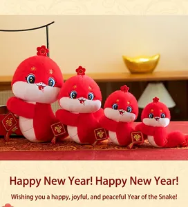 Juego de cuatro peluches mascota rojos del Año de la Serpiente 2025 en varios tamaños