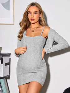 Détail de l'ensemble de maternité gris clair en maille côtelée avec robe et gilet