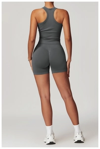 Détail de l'ensemble de yoga sans couture gris anthracite avec short effet push-up