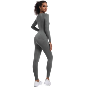 Dettaglio del set yoga grigio senza cuciture con trama traspirante e tessuto elastico