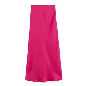 Détail de la texture satinée luxueuse et de l'éclat élégant de la jupe midi rose rouge