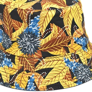 Gros plan sur l'imprimé tropical de feuilles de palmier d'un chapeau bob en coton