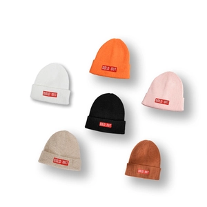Bonnets en tricot tendance en plusieurs couleurs avec écussons SOLD OUT pour hommes et femmes