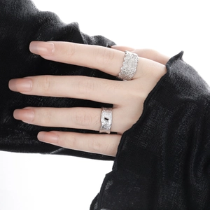 S925 sterling silver daisy flower ring and wide textured band with black gemstone