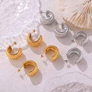 Orecchini a cerchio C a righe scavate in oro e argento dallo stile minimalista moderno