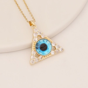 Makroaufnahme Gold-Dreiecksanhänger mit Mikro-Zirkonia und blauem Auge-Motiv