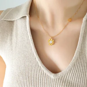 Collar de margaritas doradas de acero de titanio con colgante de circón en la clavícula