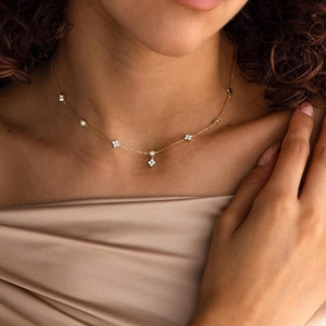 Elegante goldene Halskette für Damen mit vierblättrigen Blumenanhängern und Kristallen