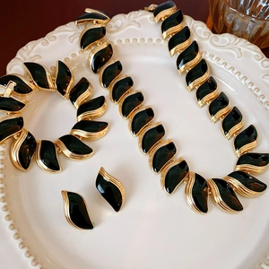 Vue détaillée du parure de bijoux vintage avec collier et boucles d'oreilles sur plateau