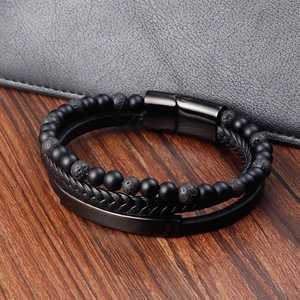 Bracelet multicouche homme avec pierres volcaniques et cuir tressé noir élégant