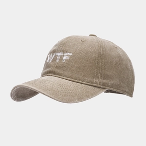 Détail de la broderie WTF sur une casquette de baseball en coton délavé kaki