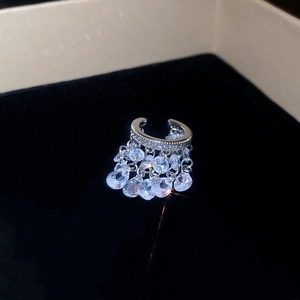 Gros plan sur l'oreille à manchette en zircon avec des pampilles scintillantes en goutte