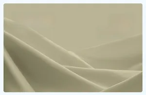 Gros plan sur le tissu synthétique léger et respirant avec texture fine pour short de yoga