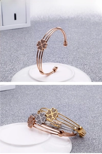 Vista dettagliata dei bracciali a quadrifoglio traforati con piccoli diamanti in oro