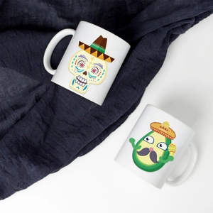 Détail de mugs en céramique avec motifs mexicains de tête de mort en sucre et avocat festif